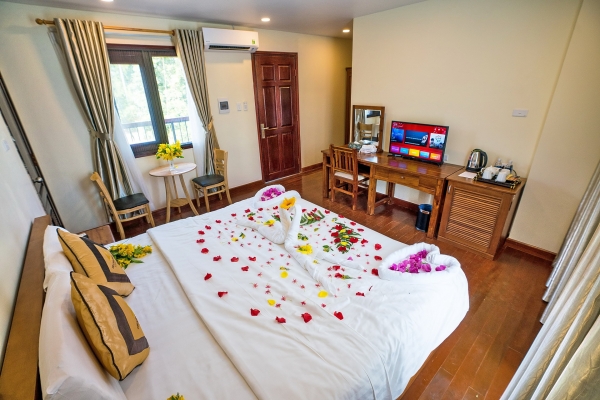 King Suite Pool View